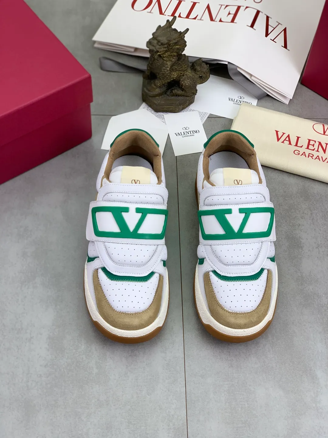 Men's men's shoes 💰P640 new style latest Valentino Valentino V family new casual young fashion trend sports shoes full of vitality, no age limit, very light and comfortable on the foot, packaging, original purchase and development, production, various color combinations are eye-catching, activate the charming sunny boy, the shoe design combines coolness with daily style, full of street feeling, multi-color options!   Fabric: original material splicing/first-layer cowhide Lining: imported cowhide/original logo sweat-absorbent and breathable foot pad Outsole: TPU foam lightweight material outsole Brand injection insole Code number: 38-46 Full set of packaging Color: 3️⃣ colors available